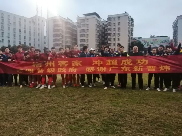 逆天火力+稳固防守!勒沃库森25场轰81球仅丢18球德甲联赛第16轮，勒沃库森主场4-0大胜波鸿，开赛季各项赛事25场不败，继续以4分领跑德甲。